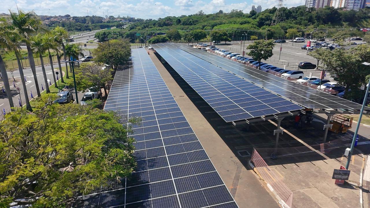 Carport solar com cobertura fotovoltaica em estacionamento, geração distribuída em área urbana