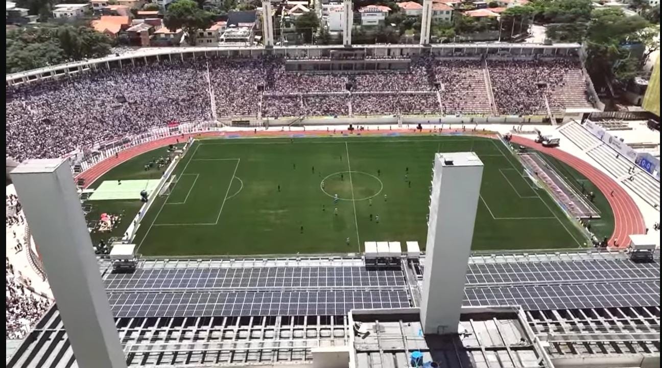 Painéis solares instalados no Estádio do Pacaembu em São Paulo, usina fotovoltaica em cobertura esportiva